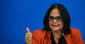 Damares abre Disque 100 para antivacinas relatarem ‘discriminação’