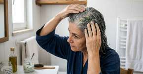 Qual a finalidade de aplicar bicarbonato de sódio e alecrim em cabelos grisalhos e como fazê-lo de forma eficaz?