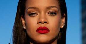 Rihanna faz tutorial de maquiagem e exibe bocão vermelho