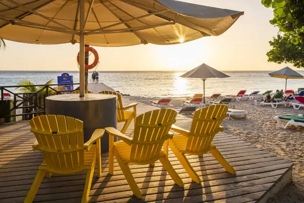 Pôr do sol na praia de Porto Marive site located on the west coast of Curaçao, an island in the southern Caribbean Sea.