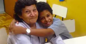 Aos 66, avó volta a estudar para ajudar neto com lição de casa