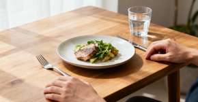 Por que você come mais quando está distraído com o celular