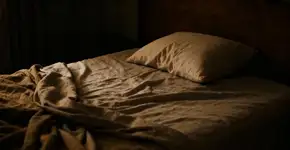 Sonhou com traição e acordou em pânico? Calma, não é o que parece