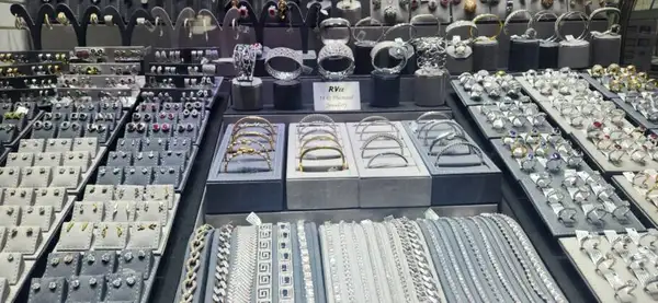 Além do ouro, é possível encontrar joias em prata