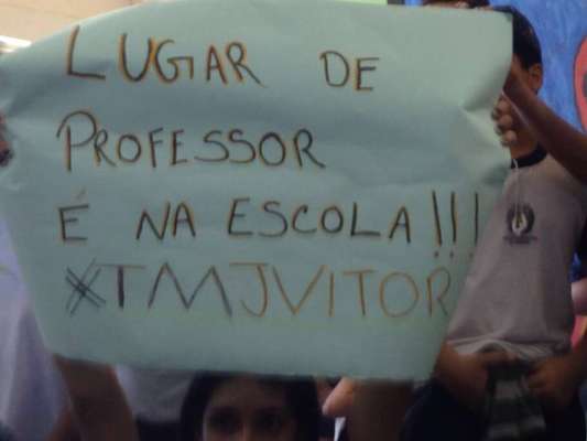 Alunos manifestam apoio ao professor em manifestação 