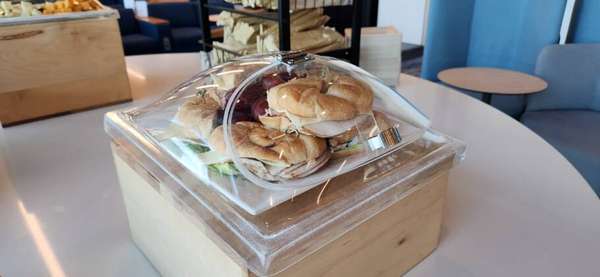 Lounge em Orlando oferece um ambiente confortável com snacks, bebidas à vontade e wi-fi