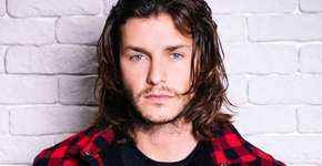 Klebber Toledo assume cabelão para nova série da Globo