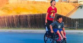 Menino faz campanha para comprar a nova cadeira de rodas do amigo