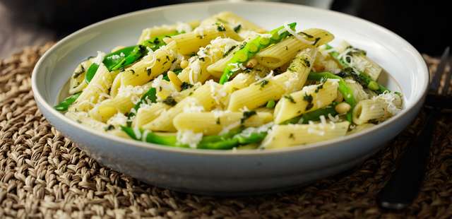Iogurte e alho assado deixam essa salada de macarrão simples incrivelmente sofisticada