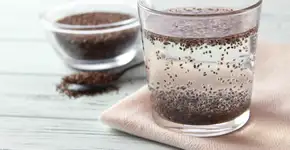 O motivo pelo qual você deve beber água com chia; veja os benefícios