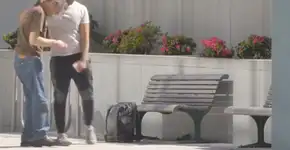 Morador de rua surpreende pai desesperado com um poderoso ato de bondade