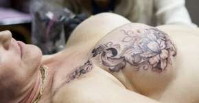 Estúdio oferece tatuagem grátis a mulheres com câncer