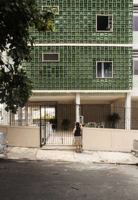 Ao andar pela rua Boulevard Suiço, no bairro Jardim Baiano, destaca-se o edifício Cajazeira, um prédio residencia. Os cobógos, lembram o Parque Guinle do arq. Lucio Costa, além disso eles compoem a fachada que tem 2/3 voltada para o poente. Foto: reprodução/@prediosdesalvador 