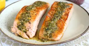 Salmão na frigideira com manteiga e ervas