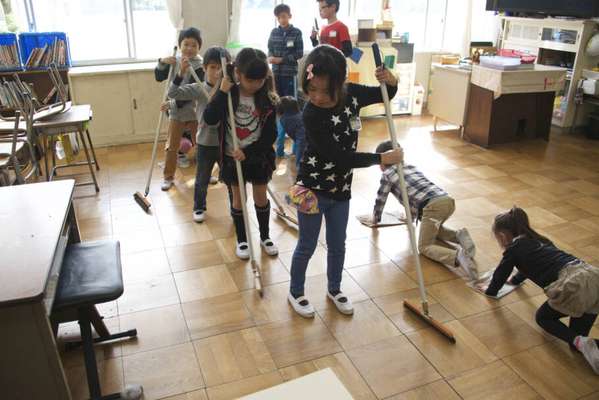 Nos colégios do país, não existem refeitórios e os alunos comem na própria sala de aula (Foto: Marcelo Hide / Fotos Públicas)