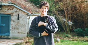 Homem recria foto clássica para se despedir de seu cachorro com câncer