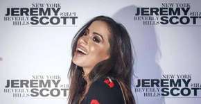 Anitta dá recado às crianças em show e pais aplaudem