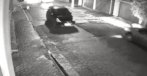 Mulher pula de carro em movimento, após ser estuprada