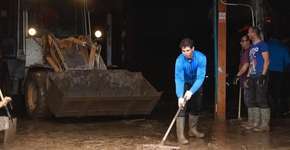 Rafael Nadal ajuda a limpar ruas de sua cidade após enchentes