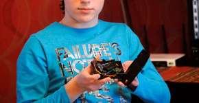 Argentino de 15 anos cria aparelho que ajuda cegos a identificarem cores