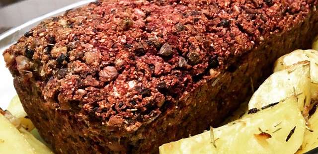 Bolo de ‘carne’ vegano com batatas rústicas extremamente saboroso