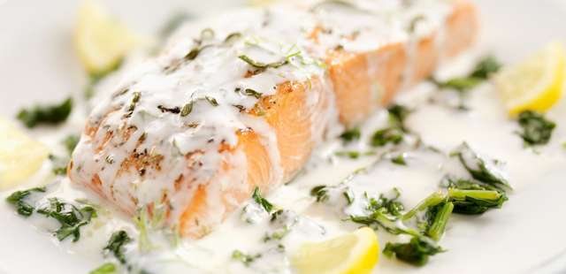Esse salmão grelhado ao molho de ervas vai te conquistar