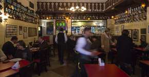 Bar Léo completa 85 anos e transforma a rua em festa com chorinho, chope e parceria entre bares