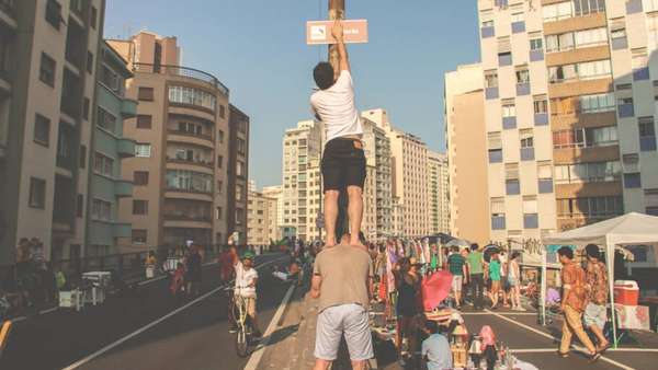 O trio planeja colocar novas placas na cidade em breve (Divulgação/Praia de Paulista)