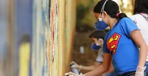 Grafiteiros conectam agricultura e arte em escolas da periferia