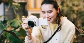 Queridinha dos youtubers e tiktokers, câmera Sony Alpha ZV-E10 está com preço imbatível