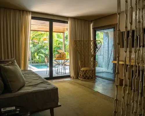 Interior de uma das suítes do Makena Hotel