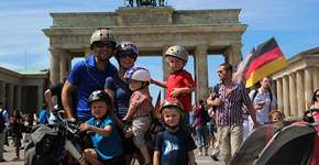 Em cima de uma bike, casal viaja pelo mundo levando 4 filhos