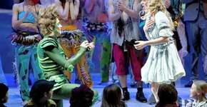 Peter Pan pede wendy em casamento no meio de musical