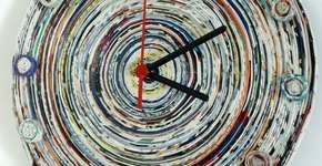 Folhas de jornais e revistas são transformados em objetos de decoração