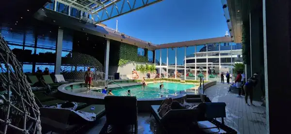 Botanic Garden Pool, espaço coberto com uma piscina grande