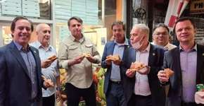 Vergonha: Bolsonaro é flagrado comendo pizza nas ruas de NY