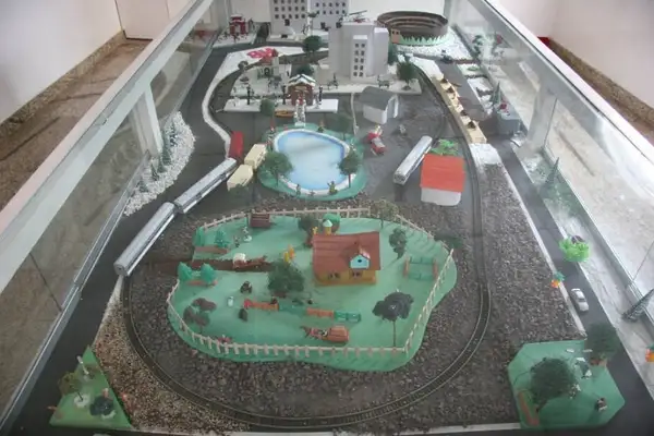 Maquetes estão dispostas em local voltado para meninos brincarem