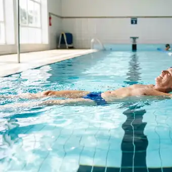 Featured mobile: Os instrutores de natação concordam: “A partir dos 60 anos, o melhor exercício para fortalecer o corpo todo, incluindo os braços e as pernas, é o nado costas.”