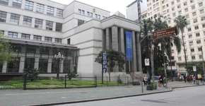 Homem é flagrado se masturbando em biblioteca de SP