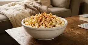 Pare de colocar sal e manteiga na pipoca: estes temperos transformam o sabor e vão surpreender você na próxima sessão de cinema em casa