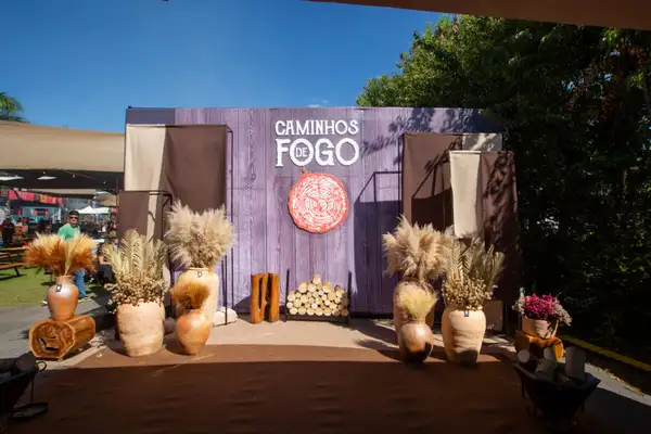 Mais do que um evento gastronômico, o Caminhos de Fogo se posiciona como um espaço de experimentação. É aquele tipo de rolê em que você prova algo novo, aprende sobre técnicas e ainda curte um clima leve, ao ar livre, cercado por gente que também ama comer bem