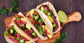 Surpreenda seus amigos com tacos de shimeji com pesto de manjericão