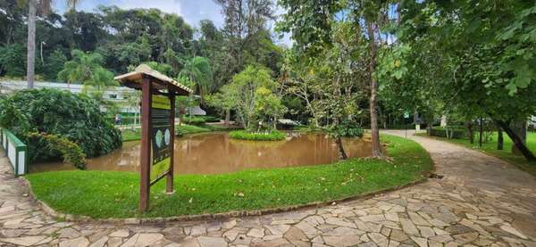 Jardins e lagos do parque