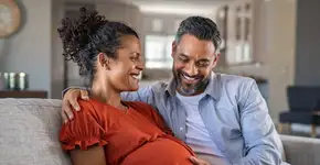 O que o bebê sente na barriga da mãe? Entenda os marcos da gestação 