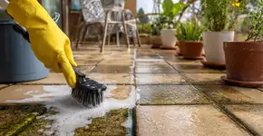 O segredo para limpar placas de terraço sem gastar muito