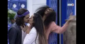 BBB 21: Juliette e Fiuk dão beijinho em casamento celebrado por Camilla