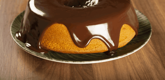 Bolo de cenoura fofinho e com calda de chocolate super cremosa