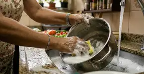 Lavar a louça enquanto cozinha: O que significa e o que isso revela sobre a sua personalidade?