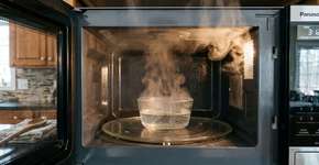 Para que serve colocar uma tigela de vinagre no micro-ondas e como ligar para ele nunca acumular gordura velha