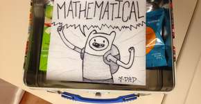 Em guardanapos, pai desenha e manda recados positivos na lancheira do filho